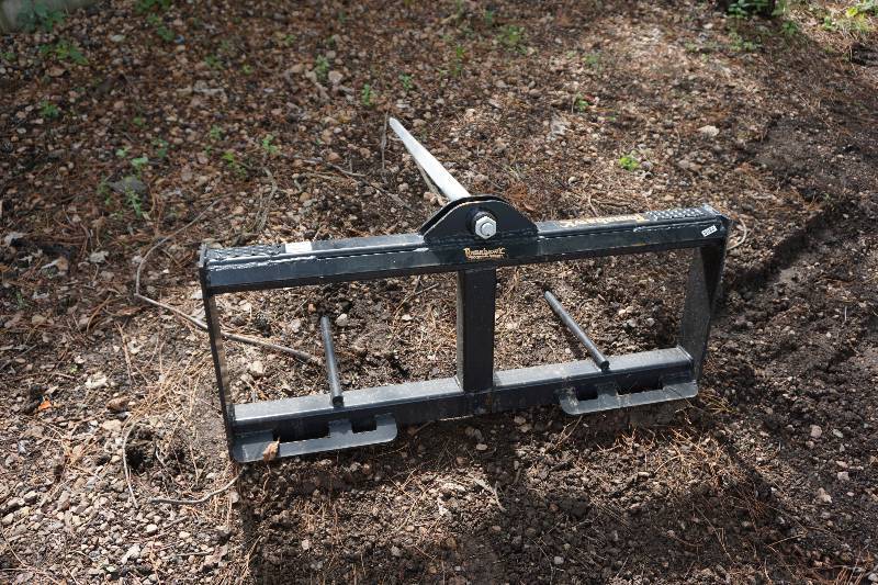 lot 10 image: Tomahawk Universal Mount Bobcat Skid Loader Skid Steer Bale Spear Attachment