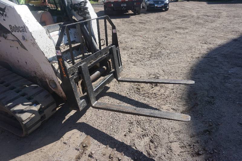 lot 12 image: Universal Mount Bobcat Skid Loader Skid Steer Pallet Fork Attachment