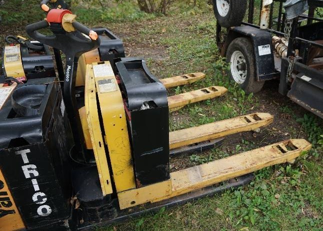 lot 8 image: Yale Model MPBO4 Electric Pallet Fork Jack Material Mover