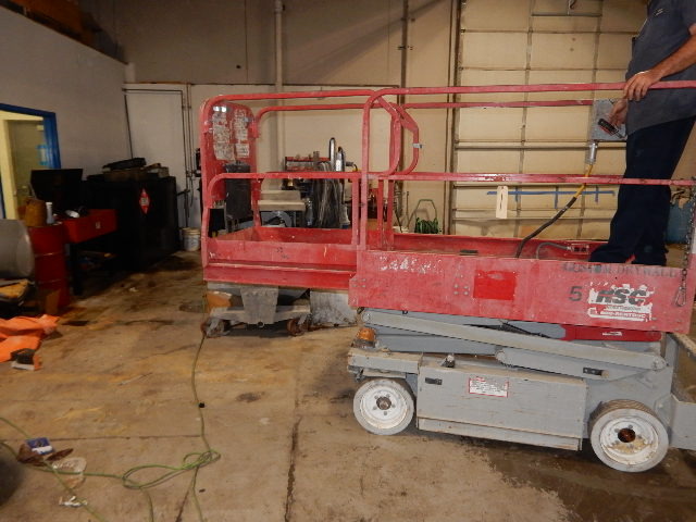 15 FT MECES  Scissor lift.. Model 15-32.