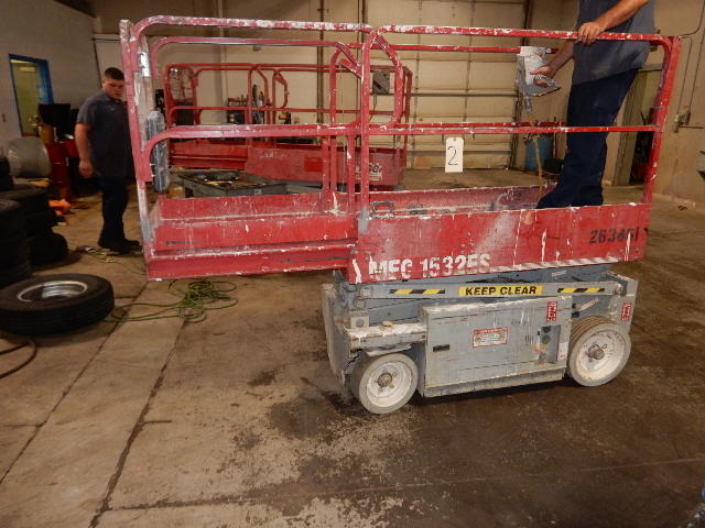 15 FT MECES  Scissor lift.. Model 15-32.