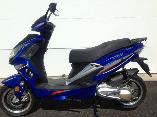 lot 4 image: Air R50 Moped