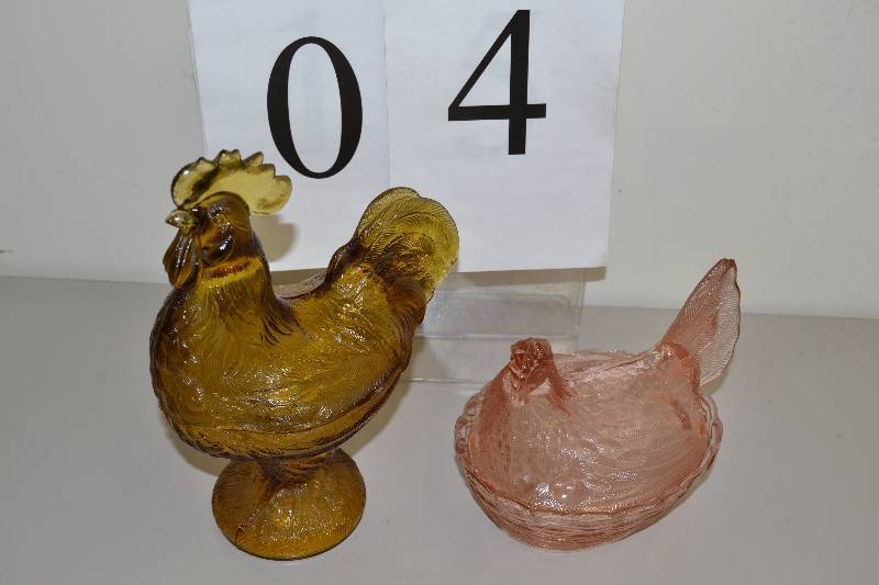 lot 4 image: Misc. Chickens Dcor
