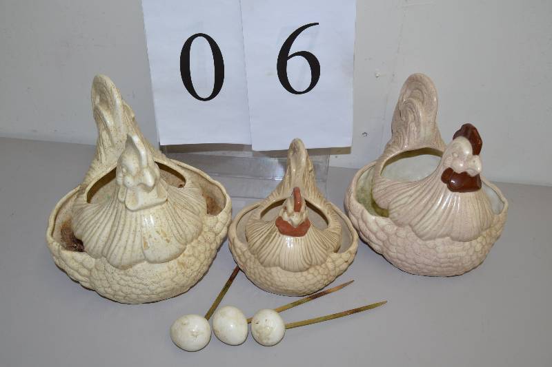 lot 6 image: 3 Chicken Planters