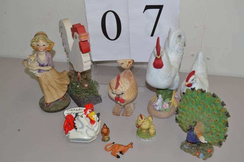 lot 7 image: Misc. Chickens Dcor