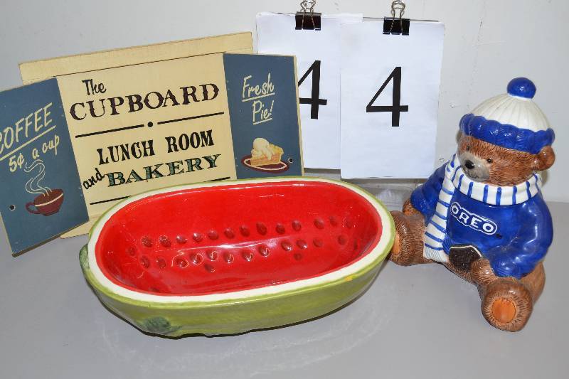 lot 44 image: Cookie jar