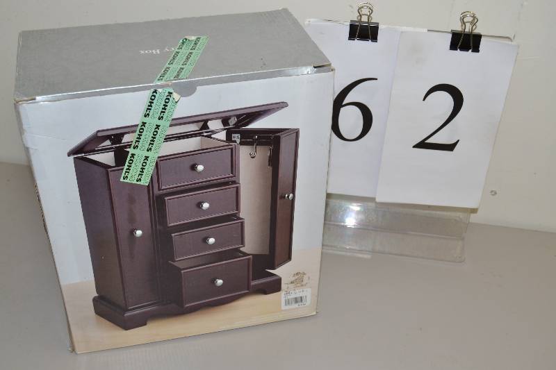 lot 62 image: Jewelry Box