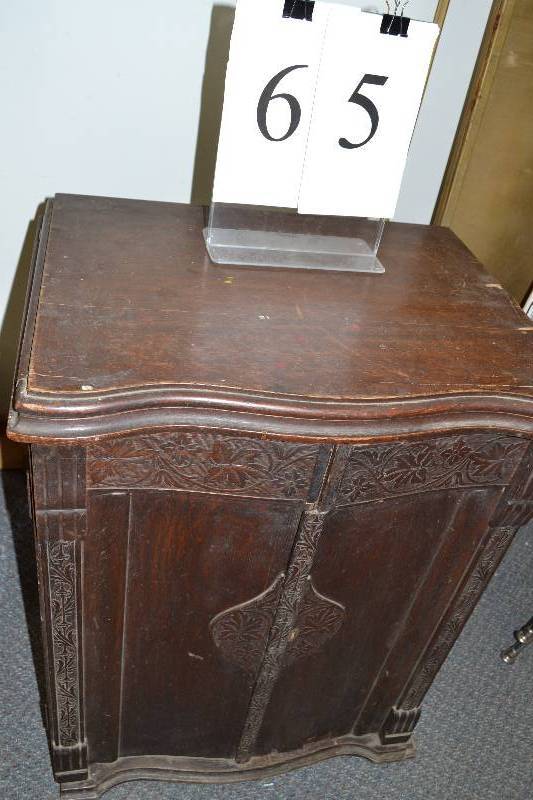 lot 65 image: Victor C treadle sewing machine