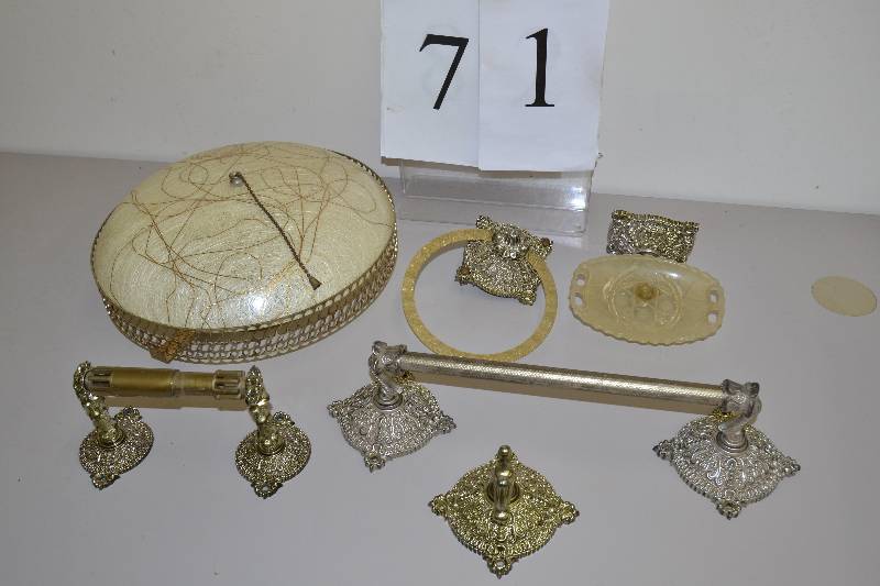 lot 71 image: Light fixture and bathroom fixtures