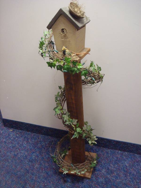 lot 2 image: Bird House Decor Stand