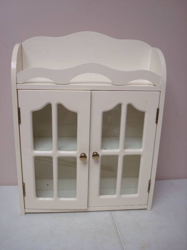 lot 7 image: White Cabinet, Used, Has Wear