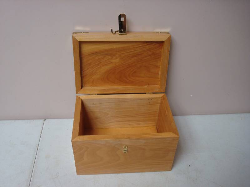 lot 10 image: Small Wood Box