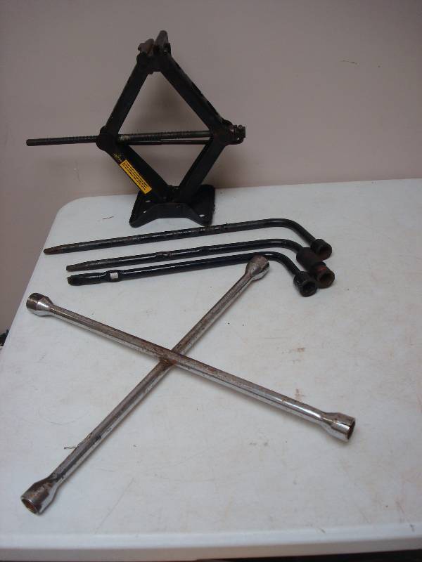 lot 14 image: Lot Of Car Tire Items
