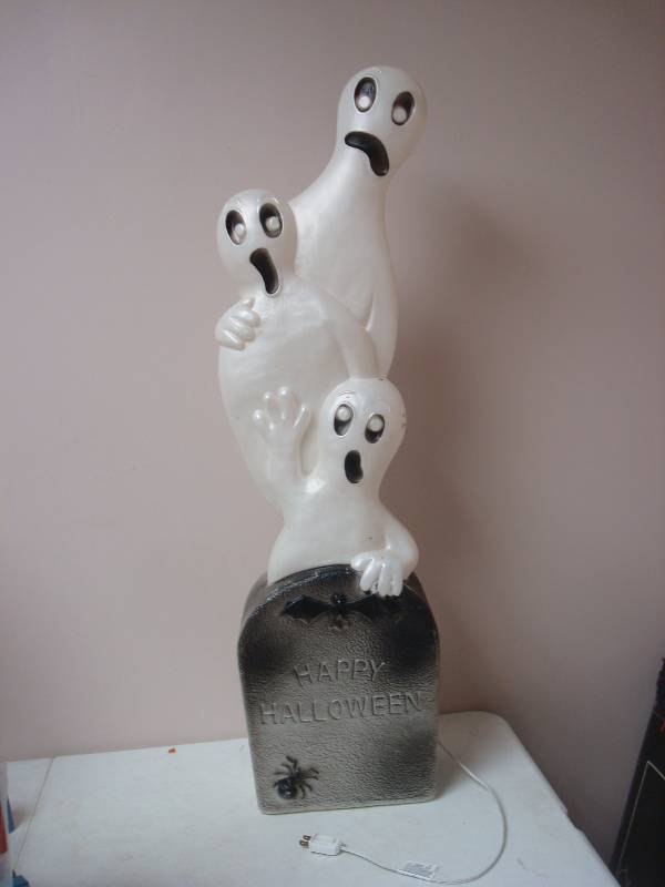 lot 18 image: Large Don Featherstone Plastic Ghost Blowmold, Has Light