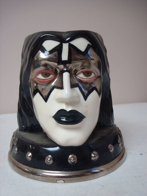 lot 20 image: Kiss Face Mug, Has Small Chip On Front