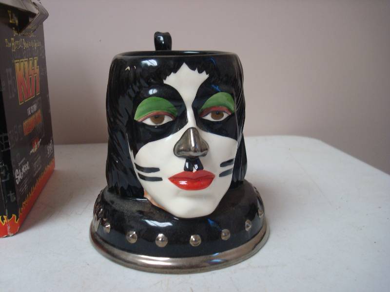 lot 22 image: KISS Katman  Mug
