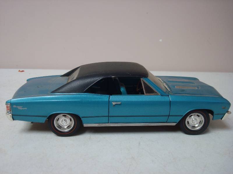 lot 33 image: ERTL 1967 Chevy Chevelle 118 Scale Size Die Cast