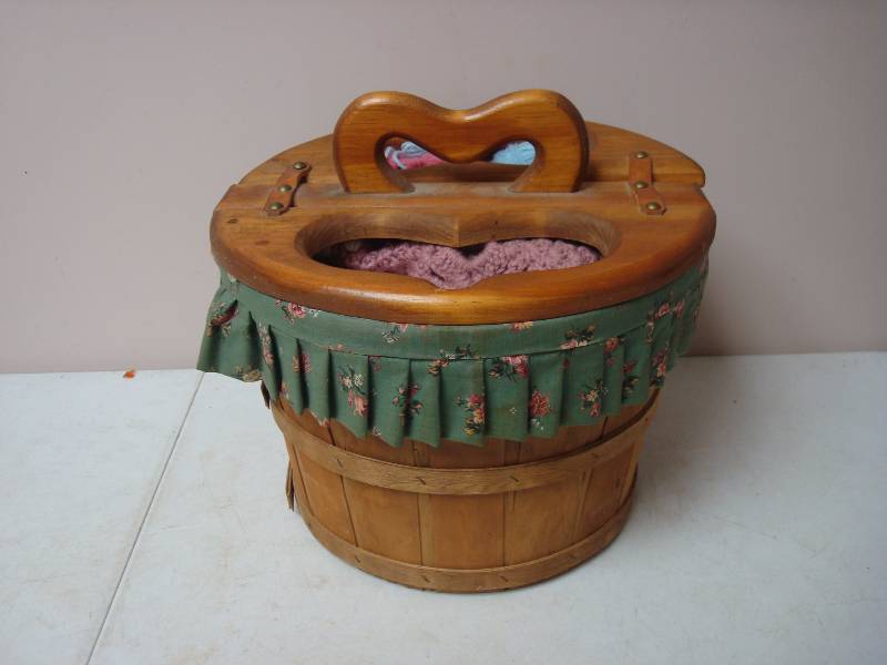 lot 41 image: Craft Basket With Some Yarn