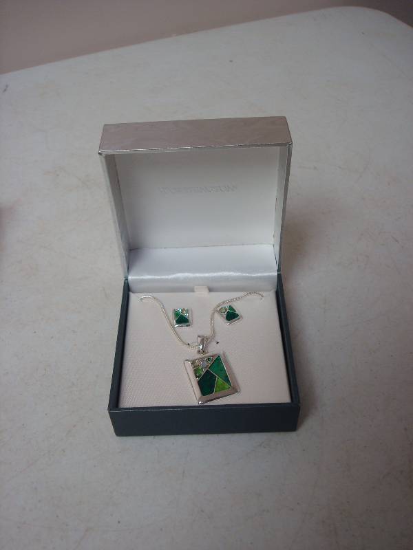 lot 49 image: Set Of Green Jewelry