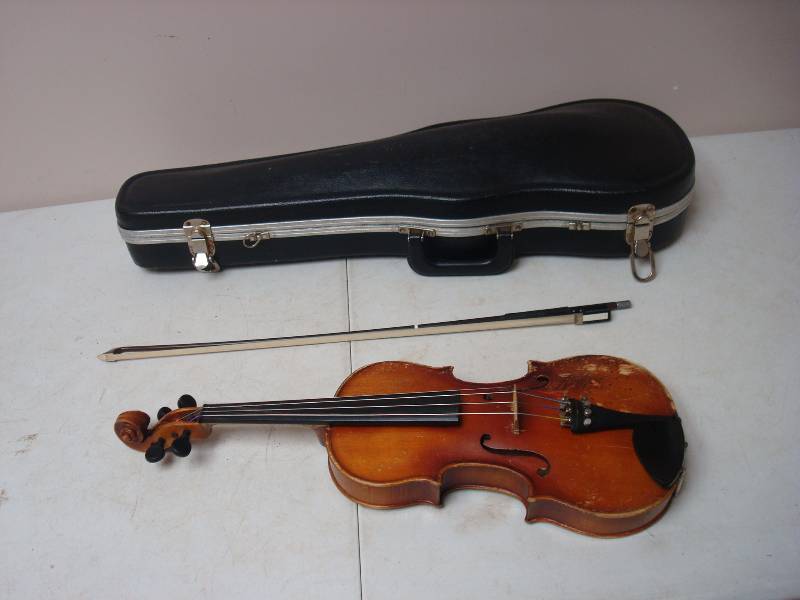 lot 52 image: Vintage Repo Of A German Heberline Violin Instrument, Used, Shows Wear, Plays