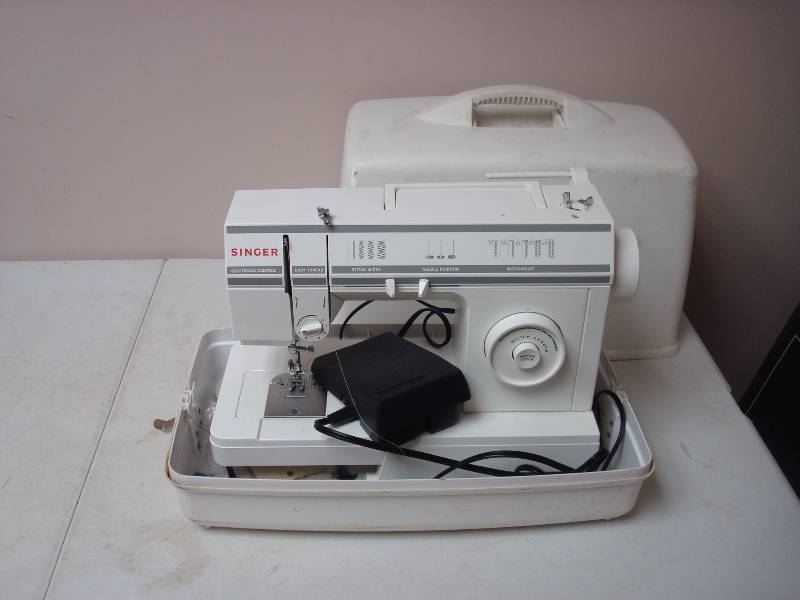 lot 53 image: Singer Sewing Machine, Untested
