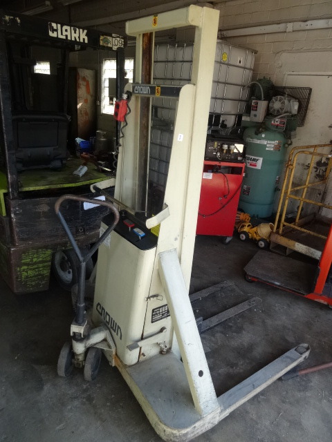 Crown Model 20BS Electric Stacker