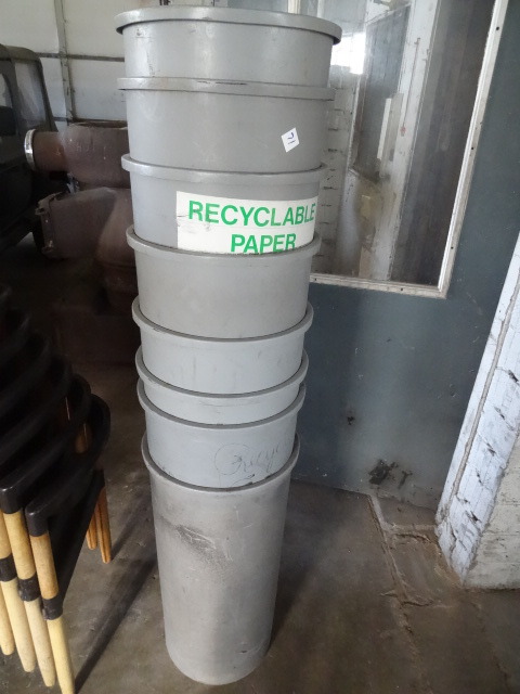 8 Plastic Garbage Can