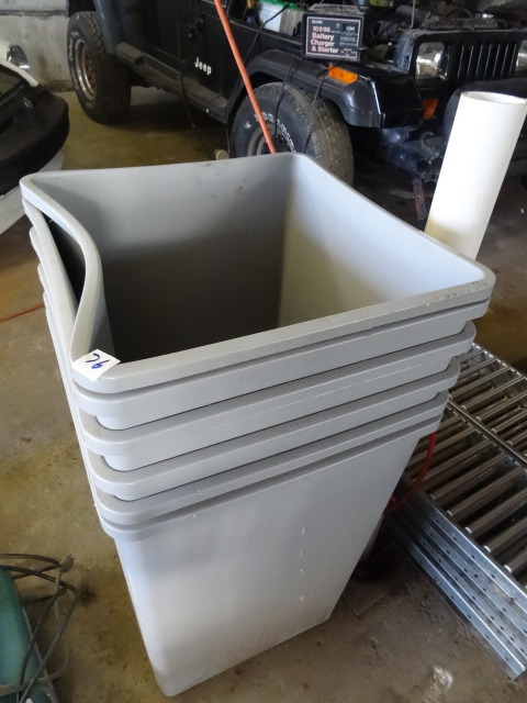 6 Rubbermaid Trash Cans