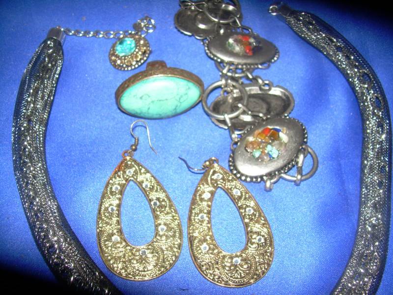 lot 2 image: vintage jewlery