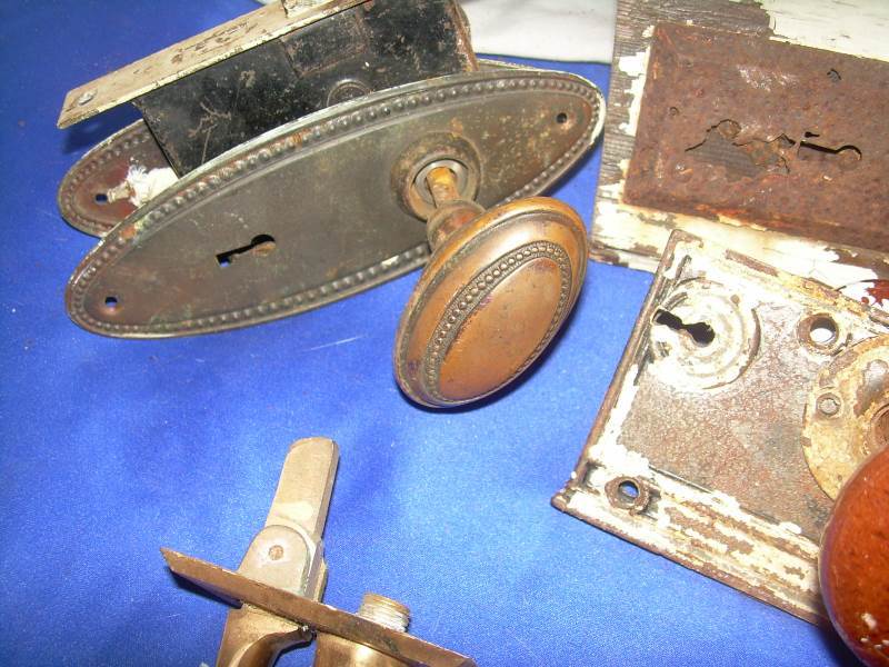 lot 9 image: vintage knobs and handle and hardware