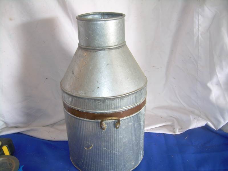 lot 20 image: vintage metal can