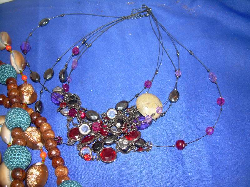 lot 25 image: vintage jewlery