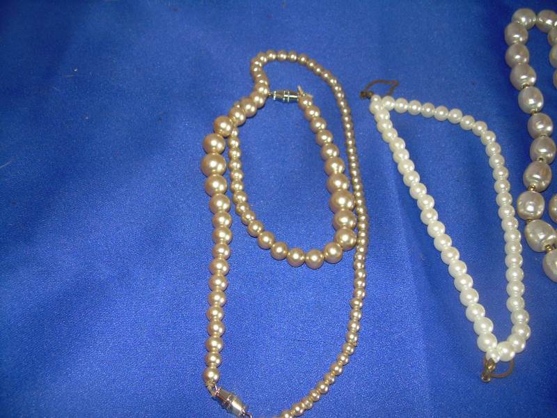 lot 26 image: vintage pearl jewlery