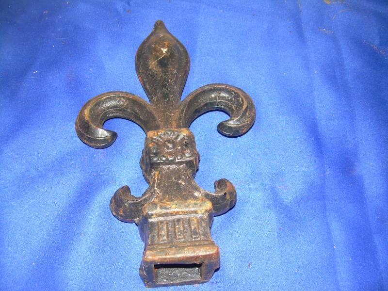 lot 30 image: vintage post top