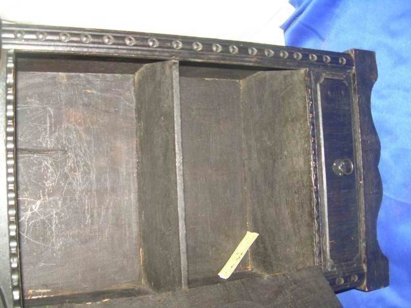 lot 31 image: vintage cabnet