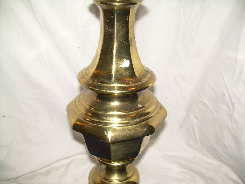 lot 33 image: vinyage brass lamp