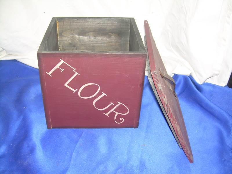 lot 40 image: vintage wooden flour box