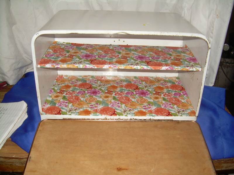 lot 42 image: vintage tin bread box