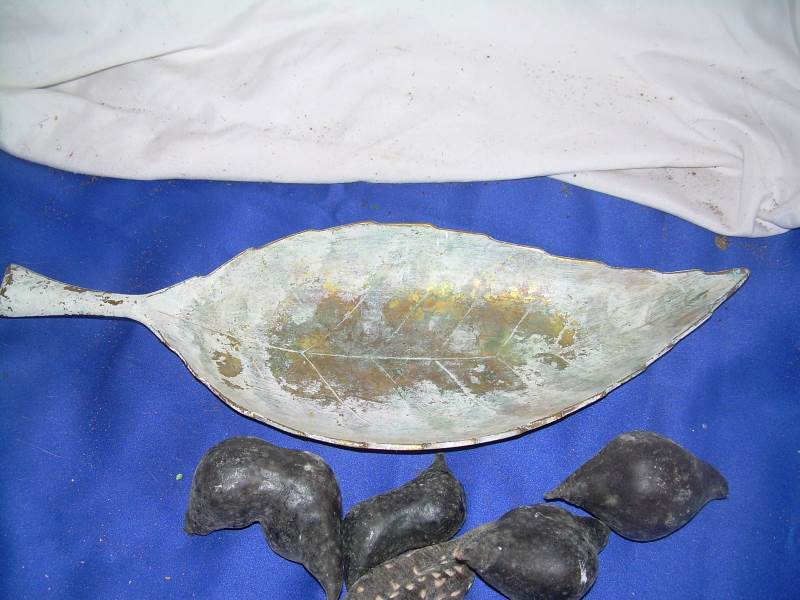 lot 58 image: vintage copper leaf tray