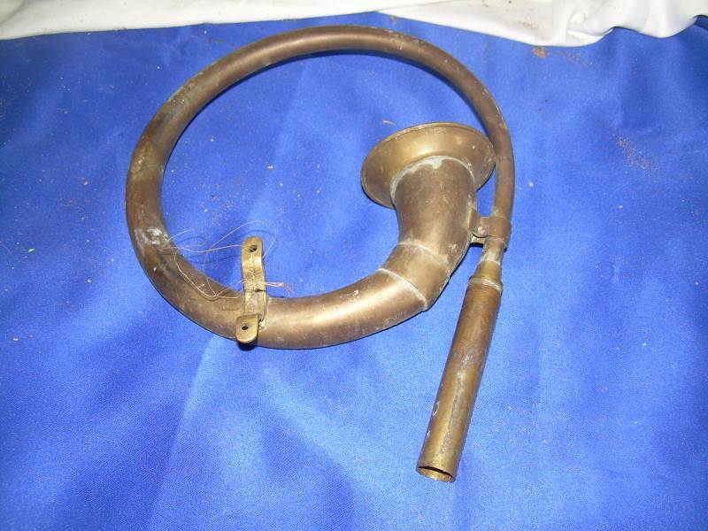 lot 60 image: antique brass bugle