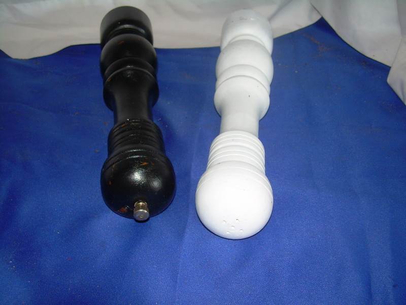 lot 126 image: Vintage salt shaker and pepper grinder