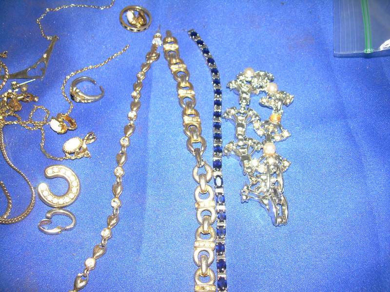 lot 136 image: vintage jewlery