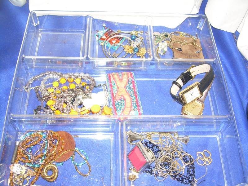 lot 169 image: vintage costum jewlery
