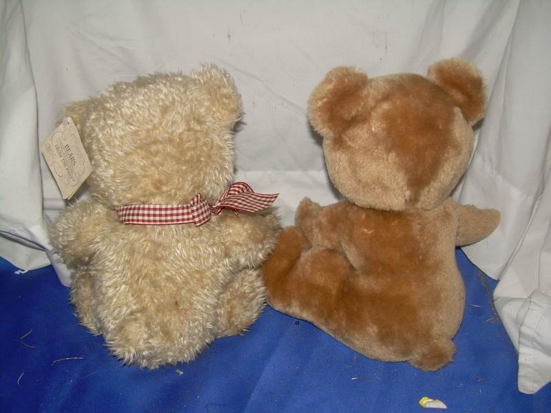 lot 179 image: 2 collectible bears