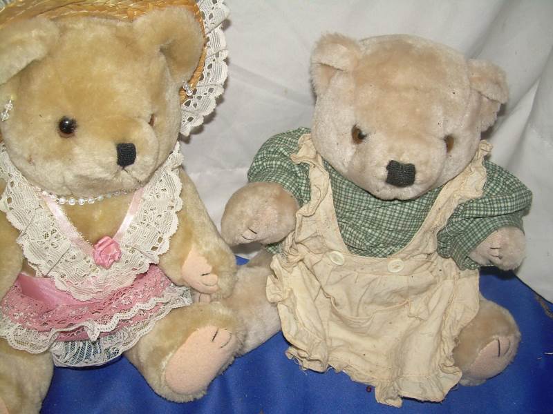 lot 180 image: set of 3 collector bears