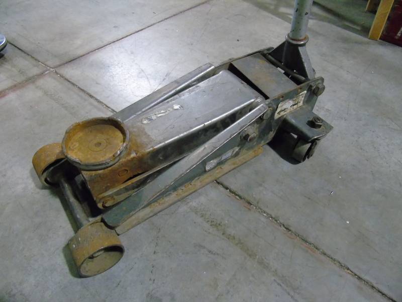 lot 3 image: 3 ton Steel Heavy Duty Floor Jack with Rapid Pump