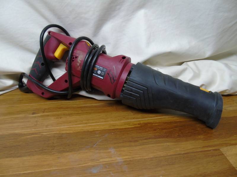 lot 17 image: Chicago Electric 6 Amp Heavy Duty Variable Speed Rotating Handle Reciprocating Saw