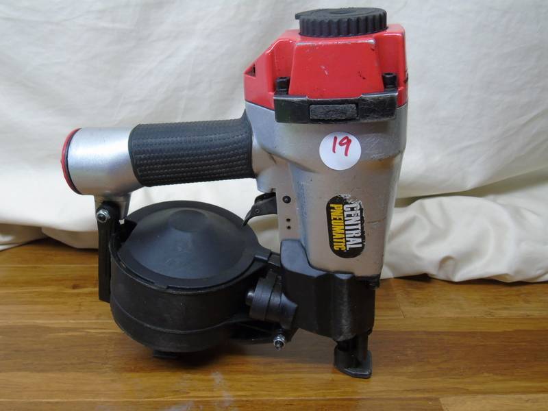 lot 19 image: Central Pneumantic 11 Gauge Coil Roofing Air Nailer