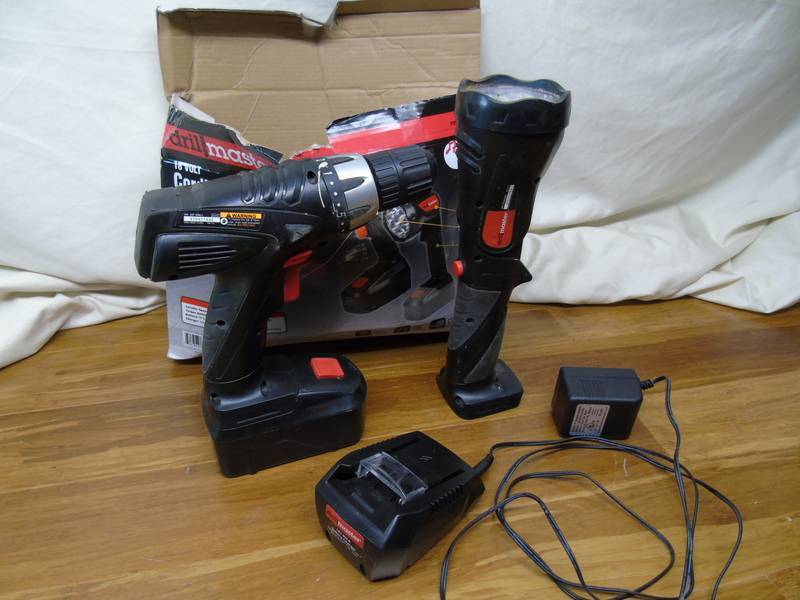 lot 27 image: Drill Master 18 Volt 38 in. Cordless DrillDriver And Flashlight Kit