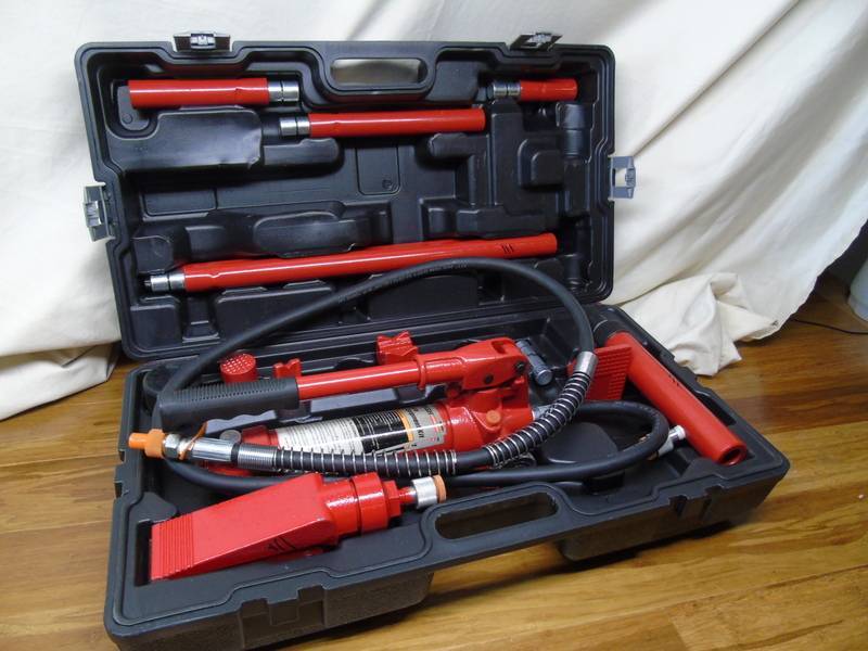 lot 30 image: Pittsburg Automotive 4 ton Heavy Duty Portable Hydraulic Equipment Kit
